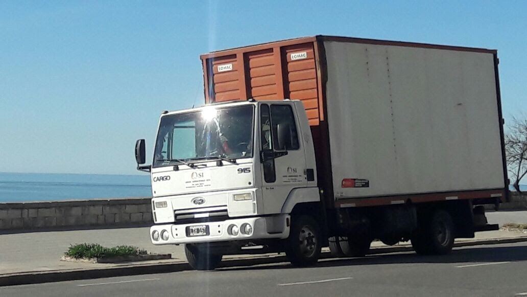 Camión de carga SI Logística frente al mar