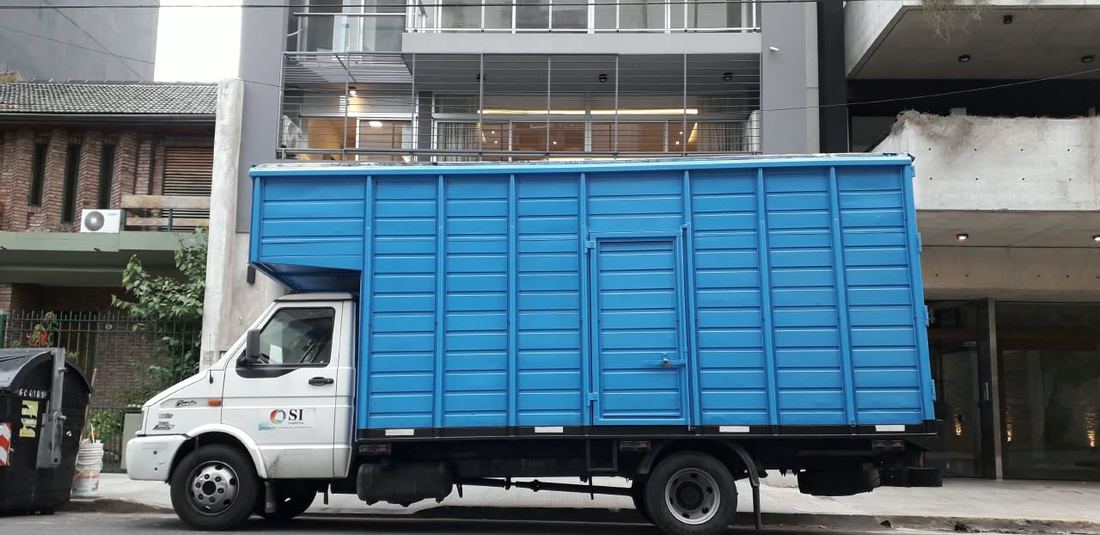 Camión con caja azul para mudanzas