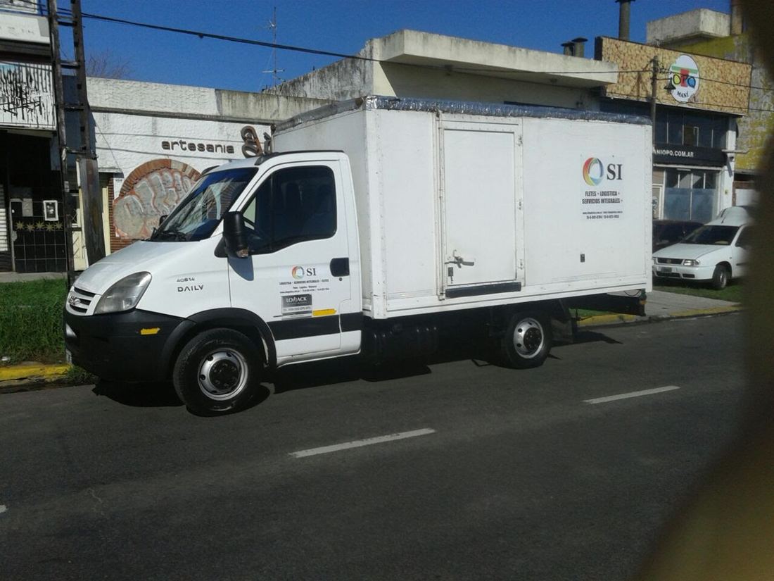 Iveco con caja cerrada de SI Logística