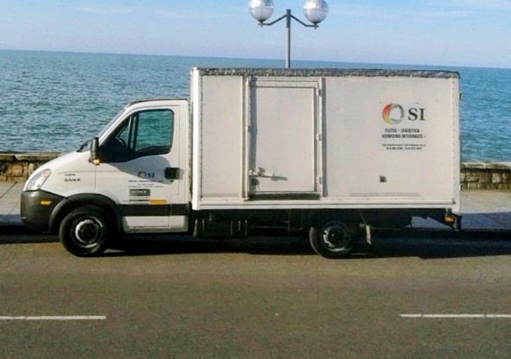 Camión Iveco de SI Logística en la costa
