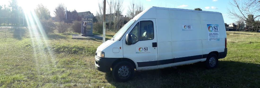 Furgón de SI Logística al aire libre