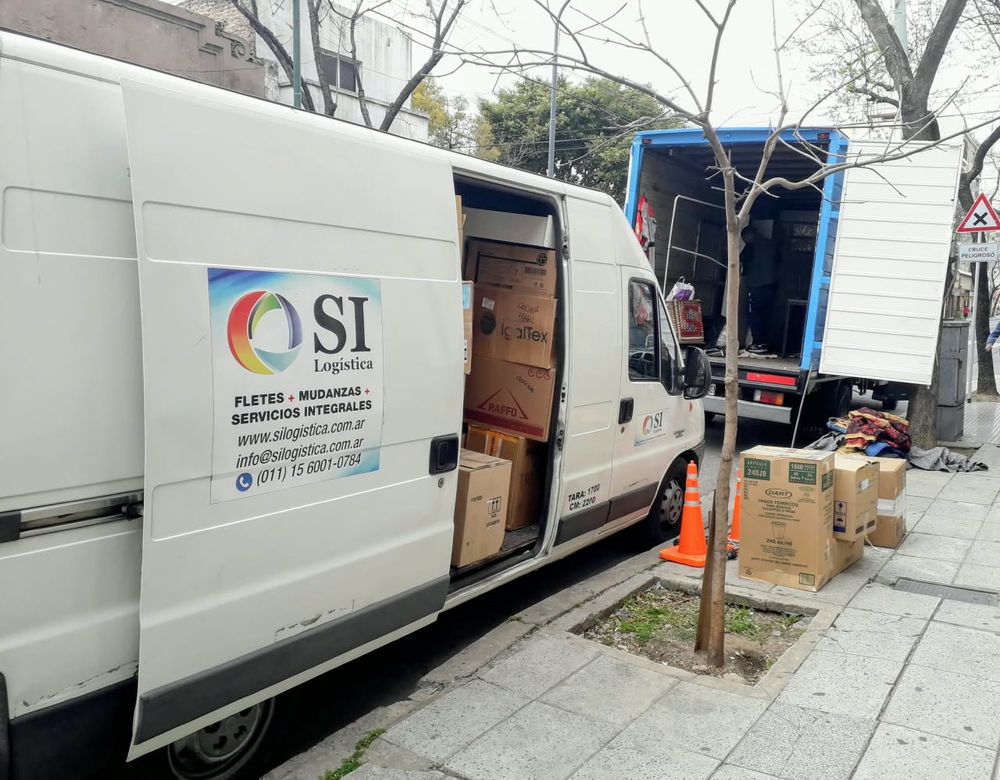 Furgón de SI Logística cargando mercadería